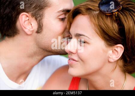 Junger Mann ein Mädchen küssen Stockfoto