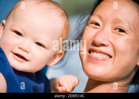 Nahaufnahme einer Mitte Erwachsene Frau mit ihrem Babyjungen Stockfoto