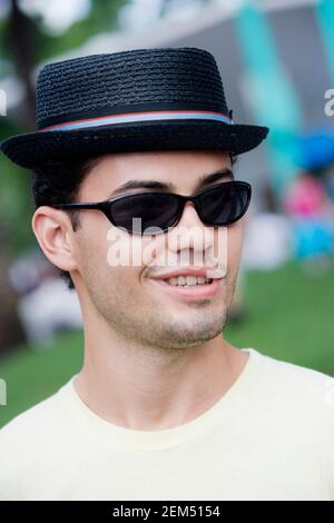 Nahaufnahme eines jungen Mannes lächelnd Stockfoto