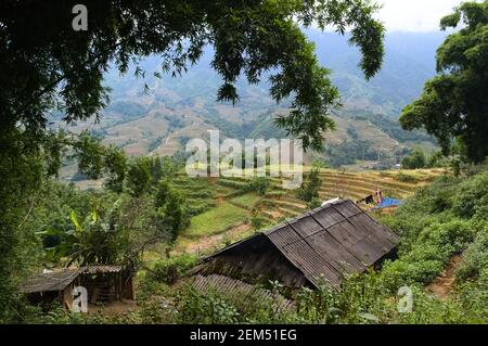 Altes Haus in einem kleinen Dorf in den Bergen. Traditionelle vietnamesische ländliche Landschaft mit terrassierten Reisfeldern. Tal Vie auf einem Hintergrund. Sa Pa, Vietnam Stockfoto