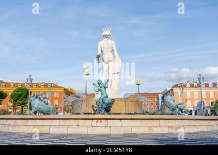 NIZZA, FRANKREICH - 18,02.2021: Brunnen der SONNE auf dem Place Massena im Zentrum von Nizza, Frankreich. Der Platz wurde 1979 rekonstruiert. Es gibt eine Statue von Stockfoto