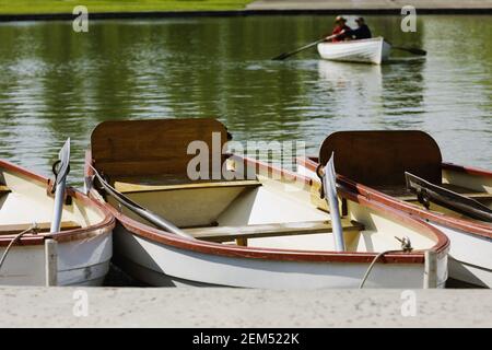 Blick auf Boote, die in einem See, Paris, Frankreich, festgemacht sind Stockfoto