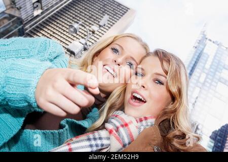 Porträt von zwei Mädchen im Teenageralter lächelnd Stockfoto