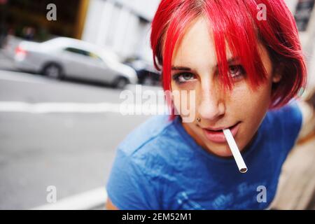 Porträt einer jungen Frau eine Zigarette rauchend Stockfoto