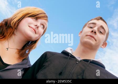 Niedrigen Winkel Blick auf ein junges Paar lächelnd Stockfoto