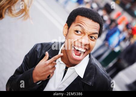 Nahaufnahme eines jungen Mannes, lachen Stockfoto