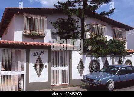 CARACAS, VENEZUELA, 1992 - typisches Haus der oberen Klasse in Ost-Caracas mit Fensterläden. Stockfoto