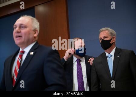 US-Repräsentant Jason Smith (Republikaner von Missouri), Mitte, chats mit United States House Minority Leader Kevin McCarthy (Republikaner von Kalifornien), rechts, während United States House Minority Whip Steve Scalise (Republikaner von Louisiana), links, bietet Bemerkungen während einer Pressekonferenz im US-Capitol in Washington, DC, Mittwoch, 24. Februar, 2021. Kredit: Rod Lampey/CNP Verwendung weltweit Stockfoto