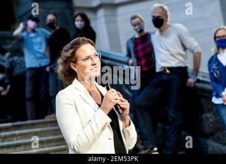 Hannover, Deutschland. 28th Oktober 2020. Inga Samii, Mitarbeiterin der Stadt Hannover im Vorbereitungsbüro für den Antrag auf die Kulturhauptstadt 2025, steht im Rathaus und reagiert mit Enttäuschung nach der Bekanntgabe der Entscheidung für die Kulturhauptstadt 2025 in Deutschland. Die Entscheidung fiel auf Chemnitz. Quelle: Hauke-Christian Dittrich/dpa/Alamy Live News Stockfoto