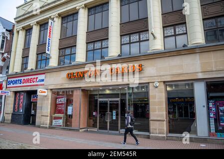 Leere Clinton-Karten Shop Front in High Street, Southend on Sea, Essex, Großbritannien. Die Geschäfte sind wegen der COVID 19-Sperre geschlossen. Person, die vorbei geht Stockfoto