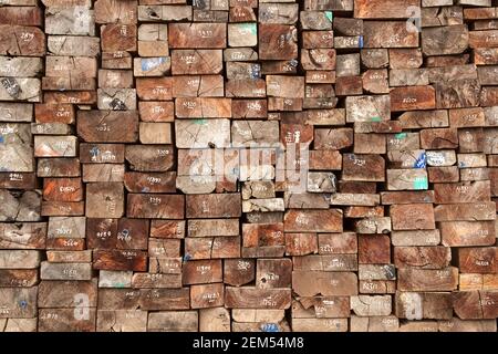 Der Stapel der alten Holzschwellen für die Herstellung einer Schiene. Industrielles Hintergrundmuster. Stockfoto