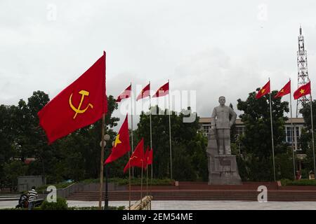 Dong Ha, Vietnam - September, 2015: Stadtplatz mit vietnamesischen und kommunistischen Fahnen und Stein Denkmal des kommunistischen Führers. Sozialismus Symbol Sichel Stockfoto