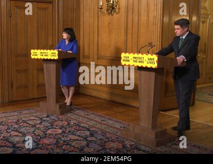 Screengrab von (von links nach rechts) der stellvertretenden Chief Medical Officer Dr. Jenny Harries und des Bildungsministers Gavin Williamson während einer Medienbesprechung in der Downing Street, London, zum Coronavirus (Covid-19). Bilddatum: Mittwoch, 24. Februar 2021. Stockfoto