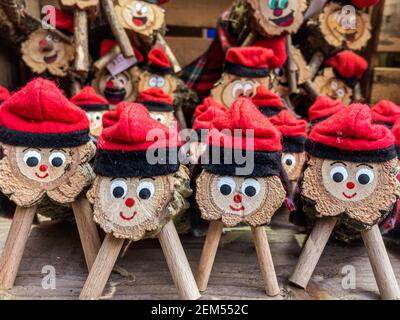 Artisan tio de nadal, ein typischer weihnachtsmann aus katalonien, spanien, auf einem weihnachtsmarkt Stockfoto