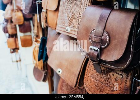 Nahaufnahme von braunen Lederhandtaschen mit unfokussiertem Hintergrund Stockfoto