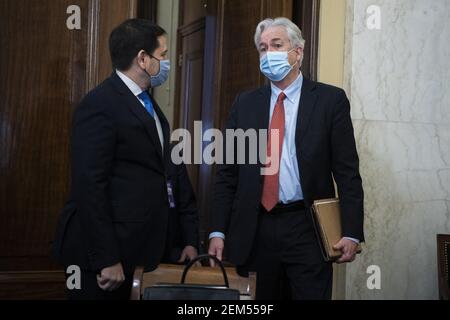 William Burns, rechts, Nominee für Central Intelligence Agency Direktor, und stellvertretender Vorsitzender Sen. Marco Rubio, R-Fla., kommen für BurnsâÂ € Â™ Senat wählen Intelligence Committee Bestätigung Anhörung in Russell Senate Office Building auf Capitol Hill in Washington, D.C., am Mittwoch, 24. Februar 2021. Foto von Tom Williams/Pool/ABACAPRESS.COM Stockfoto