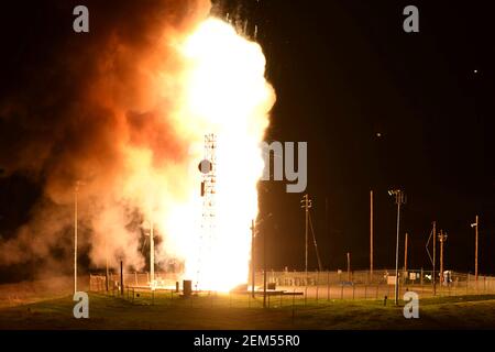 Lompoc, Vereinigte Staaten Von Amerika. Februar 2021, 23rd. Eine US Air Force Global Strike Command Unarmed Minuteman III interkontinentale ballistische Rakete startet während eines Operationstests von der Vandenberg Air Force Base am 23. Februar 2021 in der Nähe von Lompoc, Kalifornien. Quelle: Planetpix/Alamy Live News Stockfoto