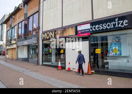 Zubehör Geschäft, Geschäft, geschlossen und leer in High Street, Southend on Sea, Essex, Großbritannien. Verfällt. Das ehemalige Einzelhandelsunternehmen fiel in die Verwaltung Stockfoto