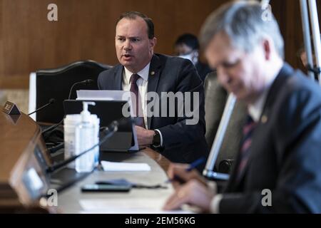 Washington, Usa. Februar 2021, 24th. Senator Mike Lee, ein Republikaner aus Utah, spricht während ihrer Bestätigungsverhandlung vor dem Senatsausschuss für Energie und natürliche Ressourcen am Mittwoch, dem 24. Februar 2021, im US-Kapitol in Washington DC. Pool Foto von Sarah Silbiger/UPI Kredit: UPI/Alamy Live Nachrichten Stockfoto
