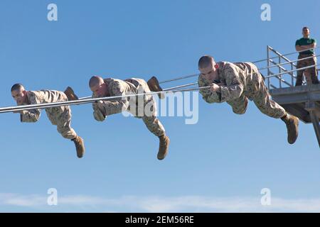 U.S. Marines rekrutiert mit Charlie Company, 1st Rekrut Training Bataillon, hangelt entlang eines Seils während des Vertrauenskurses im Marine Corps Recruit Depot 23. Februar 2021 in San Diego, Kalifornien. Die Instruktoren der Übung haben genau beobachtet, um sicherzustellen, dass die Hindernisse korrekt und sicher ausgeführt wurden. Stockfoto