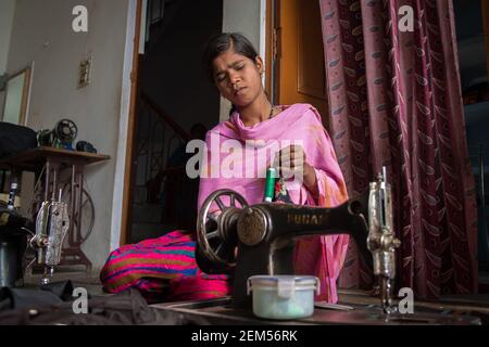 Rajasthan. Indien. 07-02-2018. Die junge Frau erhält Nähunterricht in ihrem Dorf, als zukünftige Arbeitsmöglichkeit. Stockfoto