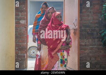 Rajasthan. Indien. 07-02-2018. Drei Frauen kommen in die Schule, um das Mittagessen für die Kinder vorzubereiten. Stockfoto