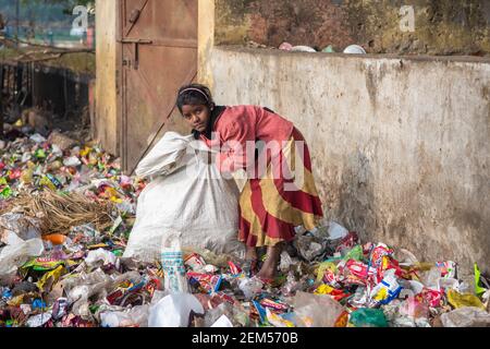 Uttar Pradesh. Indien. 07-02-2018. Ein Mädchen sammelt Plastik von der Straße, um es zu verkaufen und Geld zu erhalten. Stockfoto