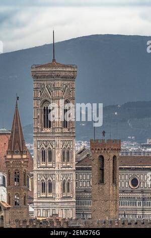 Blick auf den Glockenturm von Giotto im Vordergrund in Florenz Stockfoto