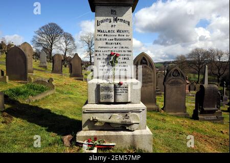 Colne, Lancashire, das Grab des Titanic Bandleaders Wallace Hartley auf dem Colne Cemetery, Lancashire. Kredit: Julian Brown Stockfoto