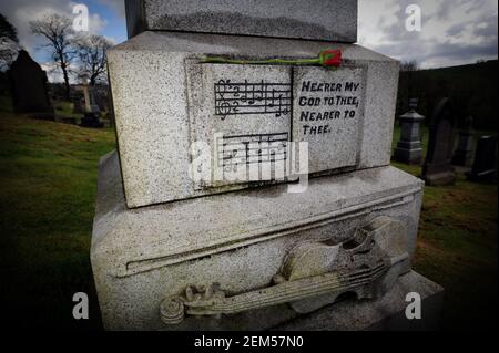 Colne, Lancashire, das Grab des Titanic Bandleaders Wallace Hartley auf dem Colne Cemetery, Lancashire. Kredit: Julian Brown Stockfoto