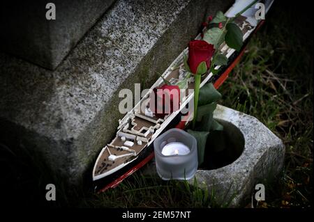 Colne, Lancashire, das Grab des Titanic Bandleaders Wallace Hartley auf dem Colne Cemetery, Lancashire. Kredit: Julian Brown Stockfoto