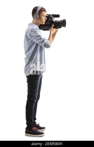 In voller Länge Profilaufnahme eines jungen Kameramanns, der isoliert aufgenommen hat Auf weißem Hintergrund Stockfoto