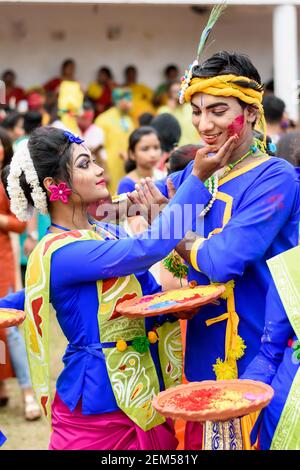 Studenten feiern Holi oder "Basanta Utsav" in Kalkutta, Indien am 2020. März Stockfoto