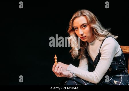 Competitive Mädchen Spielt Schach Isoliert In Schwarz Hintergrund Stockfoto