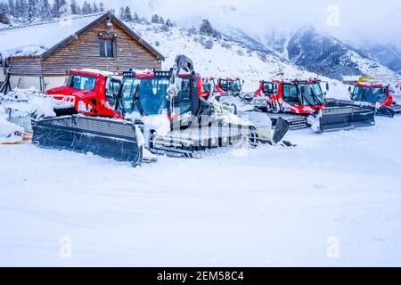 AURON, FRANKREICH - 02,01.2021: Schneepflug LKWs unter dem Schnee auf einem Parkplatz im Skigebiet Berge. . Hochwertige Fotos Stockfoto