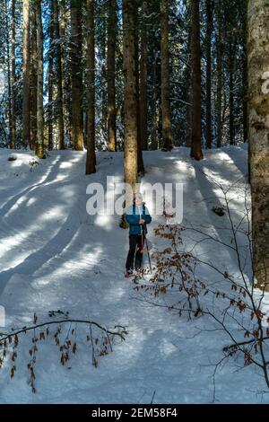 Schneeschuhwandern im Bregenzerwald, Schneeschuhwandern von Sibratsgfäll - Schönebach. Ingeborg Kuhn im Winterwald. Verschneite Winterlandschaft, Vorarlberg Stockfoto