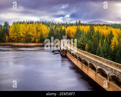 Der Laggan Dam liegt am Fluss Spean südwestlich von Loch Laggan in Highland, Schottland. Es wurde 1934 erbaut und ist Teil der Lochaber Hydro-elect Stockfoto