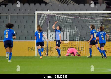 Florenz, Italien. Februar 2021, 24th. Daniela Sabatino (#9 Italien) feiert 8-0 während der UEFA Womens EURO 2022 Qualifier Gruppe B Spiel zwischen Italien und Israel im Artemio Franchi Stadion in Florenz, Italien Quelle: SPP Sport Pressefoto. /Alamy Live Nachrichten Stockfoto