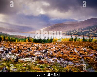 Cairns erbaut auf dem Hügel mit Blick auf Loch Loyne in der Highland Region von Schottland Stockfoto