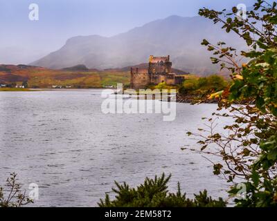 Eilean Donan Castle im Nebel über Loch Duich Stockfoto