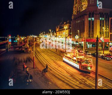 1998 Blackpool: Während der Blackpool Illuminations fährt unter dem Blackpool Tower eine beleuchtete Straßenbahn. Dies ist ein jährliches Lichterfest, das 1879 gegründet wurde und jedes Jahr im Herbst im britischen Seebad Blackpool an der Fylde Coast Lancashire stattfindet.bekannt als die Lichter oder die Illuminationen, sie laufen jedes Jahr von Ende August bis Anfang November.Sie sind 6,2 Meilen (10 km) Lang und verwenden Sie über eine Million Glühbirnen. Die Ausstellung erstreckt sich entlang der Promenade von Starr Gate am südlichen Ende der Stadt bis Bispham im Norden. Blackpool, Lancashire, England, GB, Großbritannien, Europa Stockfoto