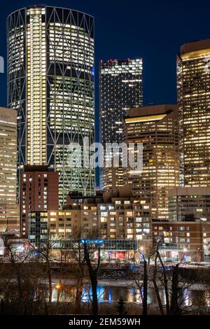 Calgary Alberta Kanada, Januar 30 2021: Ein Langzeitfoto bei Nacht von Wahrzeichen der Innenstadt in einer kanadischen Stadt Stockfoto