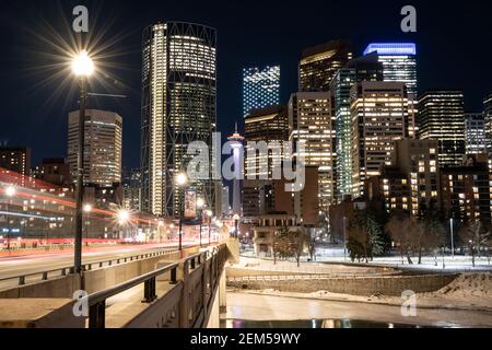 Calgary Alberta Kanada, Januar 30 2021: Ein Langzeitfoto bei Nacht von Wahrzeichen der Innenstadt in einer kanadischen Stadt Stockfoto