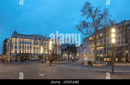 Vorosmarty Square mit dem Gerbeaud Cafe zur blauen Stunde Winter in Budapest während der covid Pandemie Stockfoto