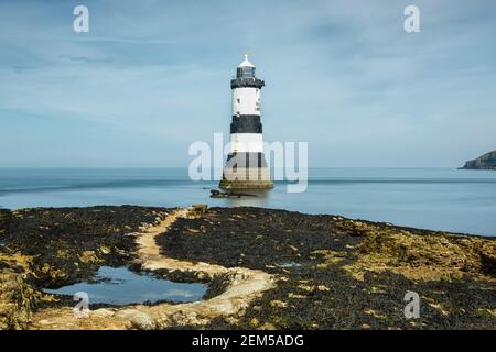 Trwyn Du (oder Penmon) Leuchtturm zwischen Black Point und Puffin Island, markiert den Durchgang zwischen den beiden Inseln Stockfoto