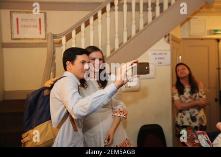 Sophie Ellis Bextor macht nach ihrem Auftritt ein Selfie mit einem Fan, um ihr neues Album Familia in der Bush Hall in London zu veröffentlichen. Datum des Fotos: September 8 Stockfoto