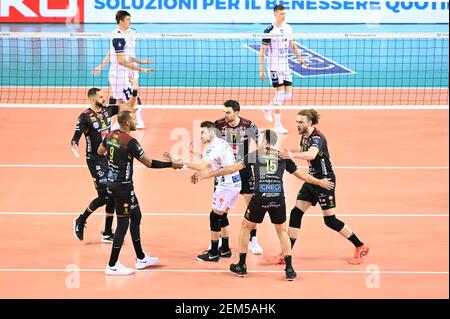 Civitanova Marche, Italien. Februar 2021, 24th. Cucine Lube Civitanova Spieler während Cucine Lube Civitanova vs Grupa Azoty Kedzierzynyn Kozle, CEV Champions League Volleyball Spiel in Civitanova Marche, Italien, Februar 24 2021 Kredit: Unabhängige Fotoagentur/Alamy Live Nachrichten Stockfoto