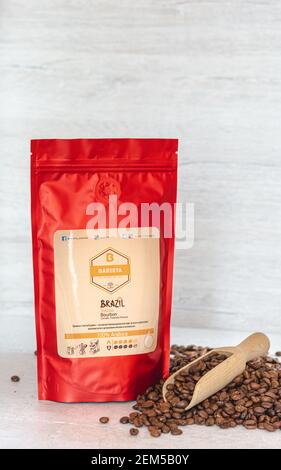 Tiraspol, Moldawien - 12. Februar 2021 Rote Kaffeetasche mit Entgasungsventil. Kaffeebohnen 100% Arabica, Marke Barista Coffee - Brazil Yellow Bourbon. Stockfoto