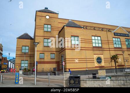 Debenhams im Royals Einkaufszentrum in High Street, Southend on Sea, Essex, Großbritannien. Geschlossener Eckstein, Ankerlager während COVID 19 Lockdown. Groß Stockfoto