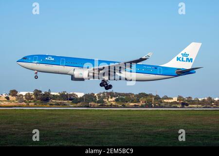 KLM - Royal Dutch Airlines Airbus A330-203 (REG: PH-AOD) Ankunft in Malta für den Service am Abend. Stockfoto